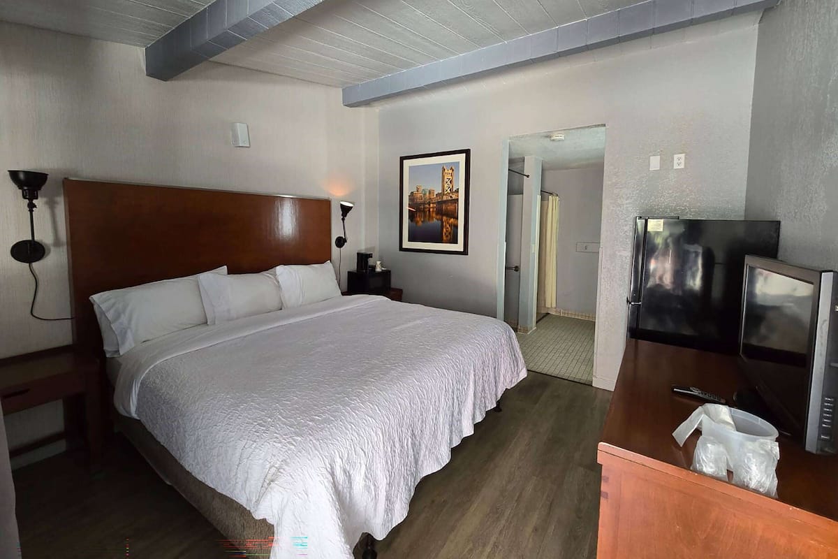Iron/ironing board, free WiFi, bed sheets