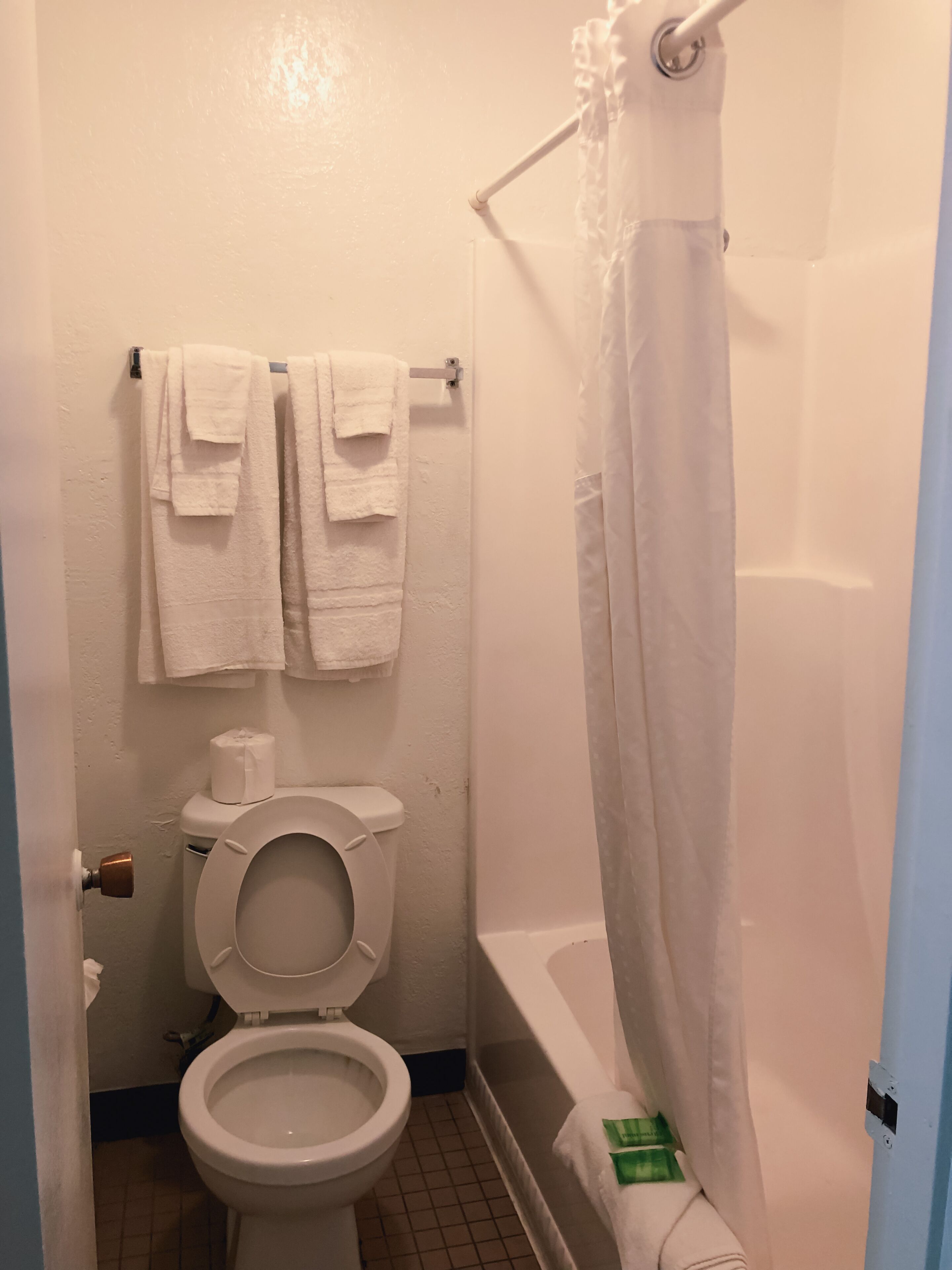 standard double room | bathroom | towels