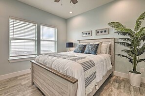 5 bedrooms, iron/ironing board, Internet, bed sheets - ‘Villa Azul’ Home in Galveston w/ Ocean-View Deck! (Galveston)