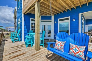 Outdoor dining - ‘Villa Azul’ Home in Galveston w/ Ocean-View Deck! (Galveston)