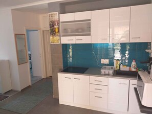 Frigorífico, microondas, placa de cocina y cafetera o tetera