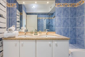 Badewanne, kostenlose Toilettenartikel, Haartrockner, HandtĂŒcher