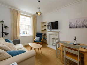 Apartment, 1 King Bed | Living room