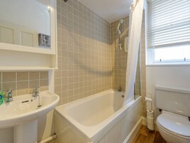 Apartamento, 1 cama King | Banheiro | Chuveiro/banheira combinados, banheira de imersĂŁo, secador de cabelo