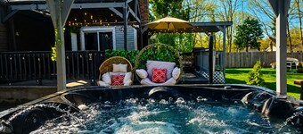 Spacious Family Retreat with Heated Pool, Hot Tub, Sauna, basketball & Golf.