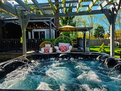 Spacious Family Retreat with Heated Pool, Hot Tub, Sauna, basketball & Golf.