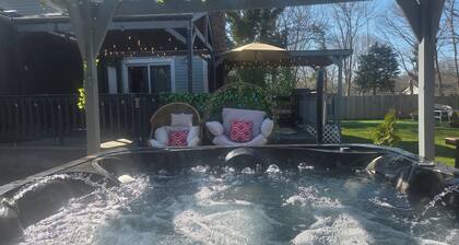 Spacious Family Retreat with Heated Pool, Hot Tub, Sauna, basketball & Golf.