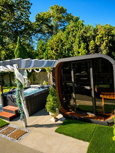Spacious Family Retreat with Heated Pool, Hot Tub, Sauna, basketball & Golf.