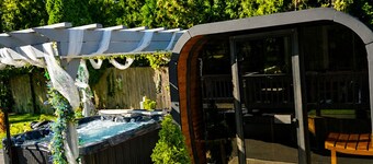 Spacious Family Retreat with Heated Pool, Hot Tub, Sauna, basketball & Golf.