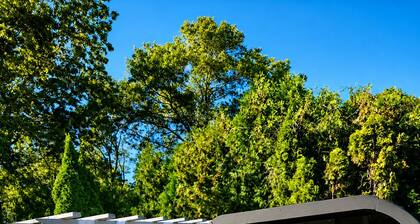 Spacious Family Retreat with Heated Pool, Hot Tub, Sauna, basketball & Golf.
