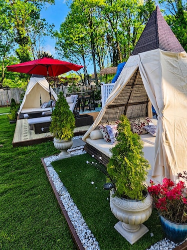 Spacious Family Retreat with Heated Pool, Hot Tub, Sauna, basketball & Golf.