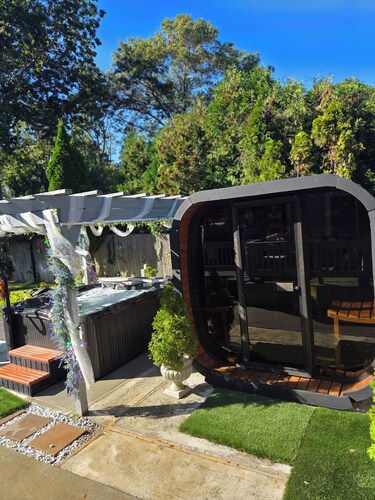 Spacious Family Retreat with Heated Pool, Hot Tub, Sauna, basketball & Golf.