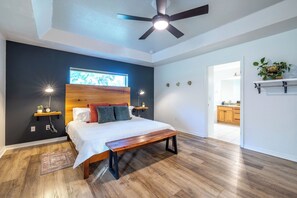 4 habitaciones, escritorio y tabla de planchar con plancha 