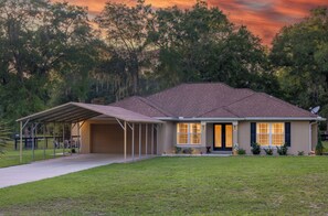 Exterior - 2 Acre FL Oasis with Game Room; Cozy+Quiet - Equestrian and Nature enthusiasts. (Ocala)