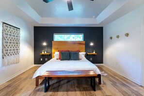 4 Schlafzimmer, Schreibtisch, Bügeleisen/Bügelbrett, Reisekinderbett