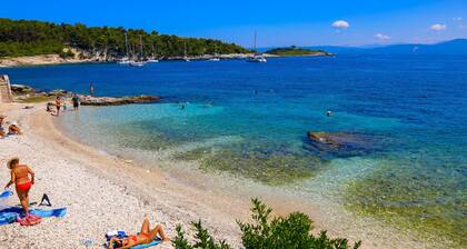 Villa Plagia: Luxury, Views, sunny terraces, sleeps 5