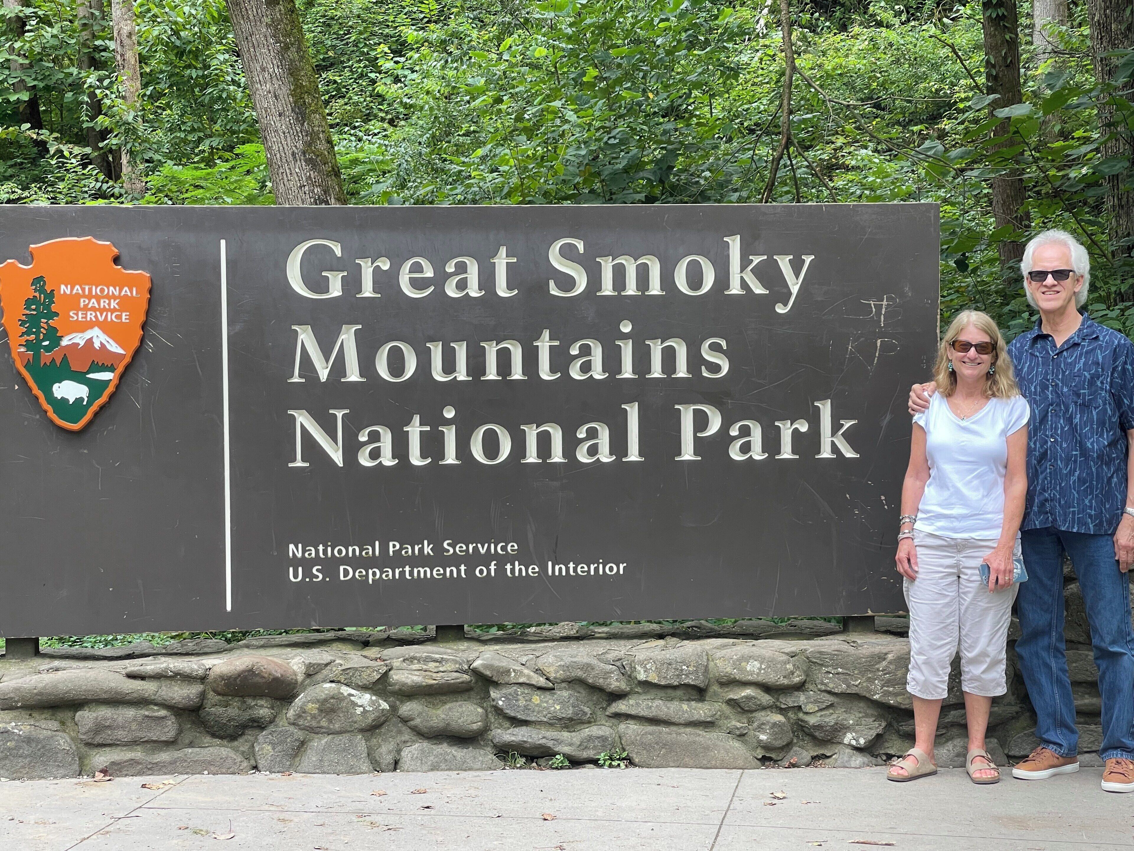 Un panneau indiquant l’entrée du parc national des Great Smoky Mountains, avec le logo du National Park Service et du ministère de l’Intérieur des États-Unis.