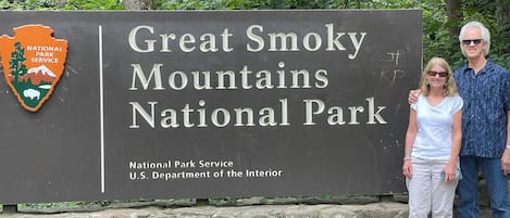 Un panneau indiquant l’entrée du parc national des Great Smoky Mountains, avec le logo du National Park Service et du ministère de l’Intérieur des États-Unis.