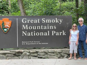 Un panneau indiquant l’entrée du parc national des Great Smoky Mountains, avec le logo du National Park Service et du ministère de l’Intérieur des États-Unis.