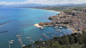A coastal town with a marina, historic buildings, and a clear blue sea. - Lovely apartment for 2 guests with pool, WIFI, A/C and TV (Castellammare Del Golfo)