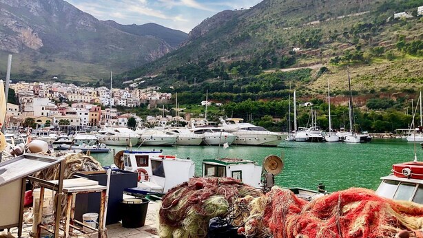 A marina with boats docked, surrounded by a town and mountains. - Lovely apartment for 2 guests with pool, WIFI, A/C and TV (Castellammare Del Golfo)