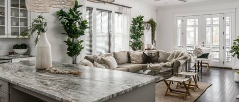 Smart-tv, een open haard en een tafeltennistafel