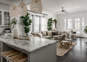 Smart-TV, Kamin, Tischtennisplatte
