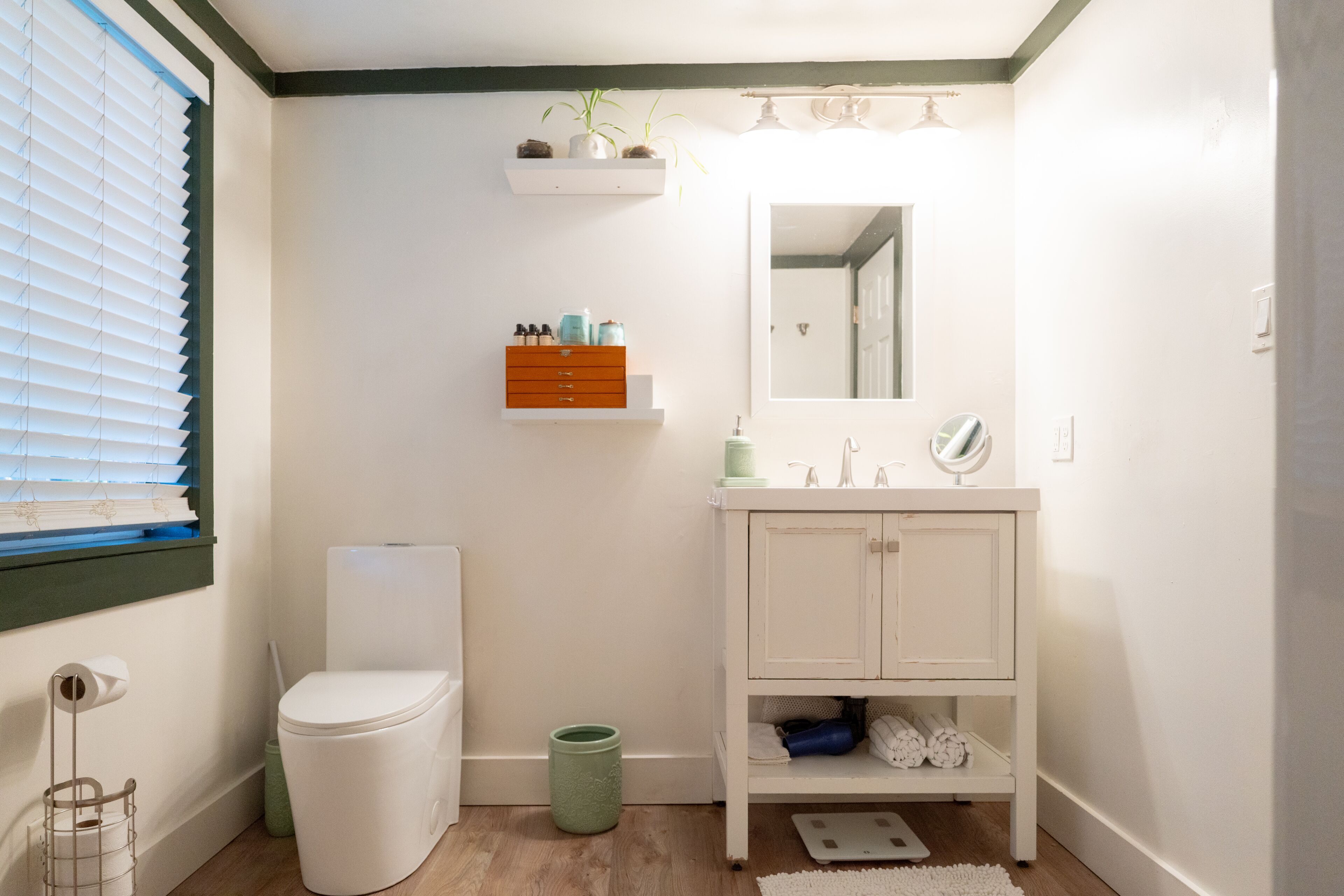 Combined shower/tub, hair dryer, towels, soap