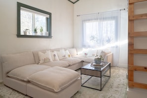 Smart-tv, een open haard en boeken