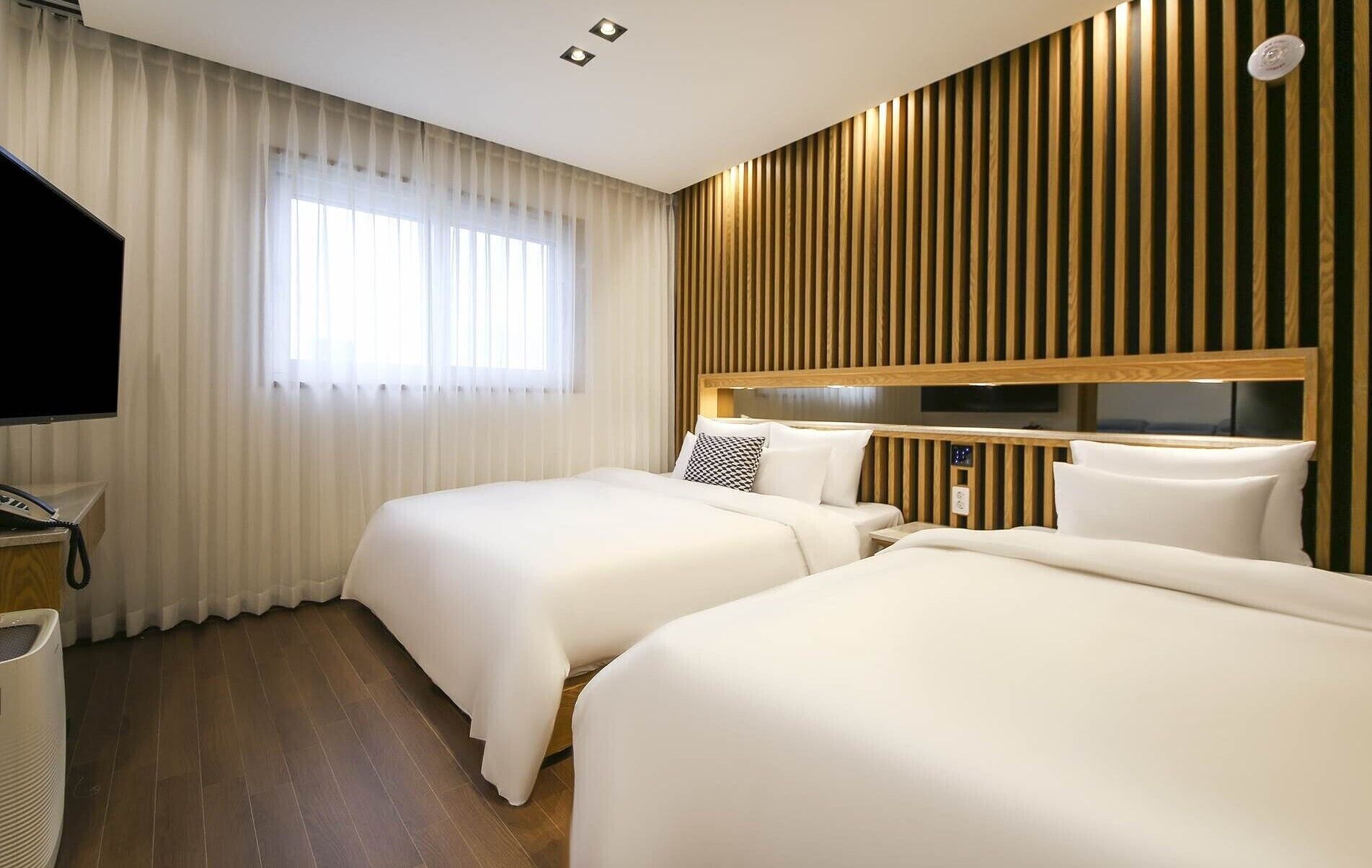 family twin room | egyptian cotton sheets, premium bedding, down duvets, tempur-pedic beds