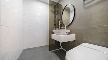 Regadera, amenidades de baรฑo gratuitas, secadora de cabello, batas
