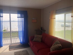 Télévision, table de tennis de table, espaces bureaux