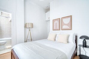 1 bedroom, iron/ironing board, WiFi, bed sheets - Compact Bayswater 1BR w/ Modern fit out, nr. Notting Hill, by Blueground (London)