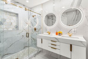 Ensemble douche/baignoire, sèche-cheveux, serviettes fournies, savon