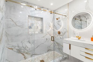 Duschwanne, Haartrockner, Bidet, Handtücher