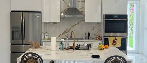 Kjøleskap, mikrobølgeovn, ovn og kokeplater