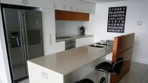 Full-sized fridge, microwave, oven, stovetop - Ocean Shores - Airlie Beach (Airlie Beach)