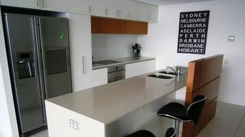 Grand réfrigérateur, micro-ondes, four, plaque de cuisson