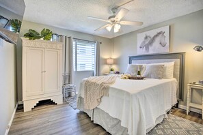 1 bedroom, iron/ironing board, Internet, bed sheets - Lanai & Community Pool Access: Sunny Central Condo (Kailua-Kona)