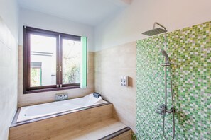Separate bathtub and shower, hair dryer, towels, soap - Villa Rama Penida by ABM (Penida Island)