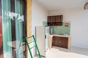Fridge, dishwasher, coffee/tea maker, cookware/dishes/utensils