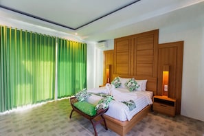 Desk, bed sheets - Villa Rama Penida by ABM (Penida Island)