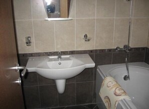 Combinazione doccia/vasca, asciugacapelli, asciugamani