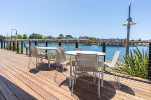 Outdoor dining - Amazing Foster City 1BR w/ Pool, W/D, Gym, near highways, by Blueground (North Bay)