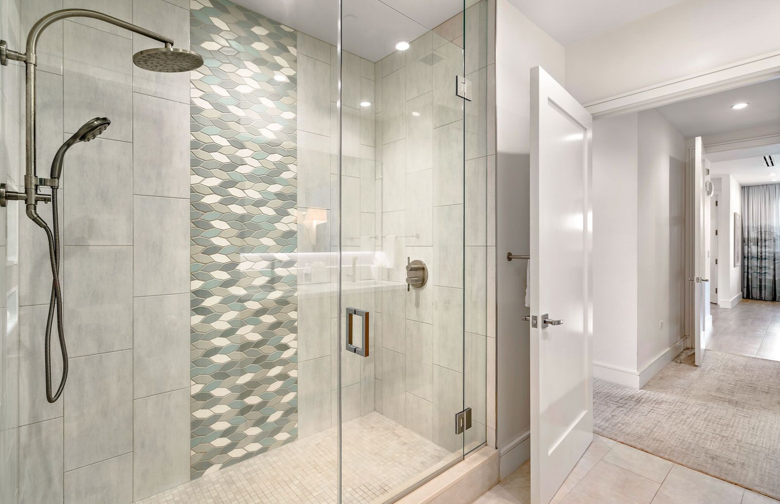 Combined shower/tub, hair dryer, towels