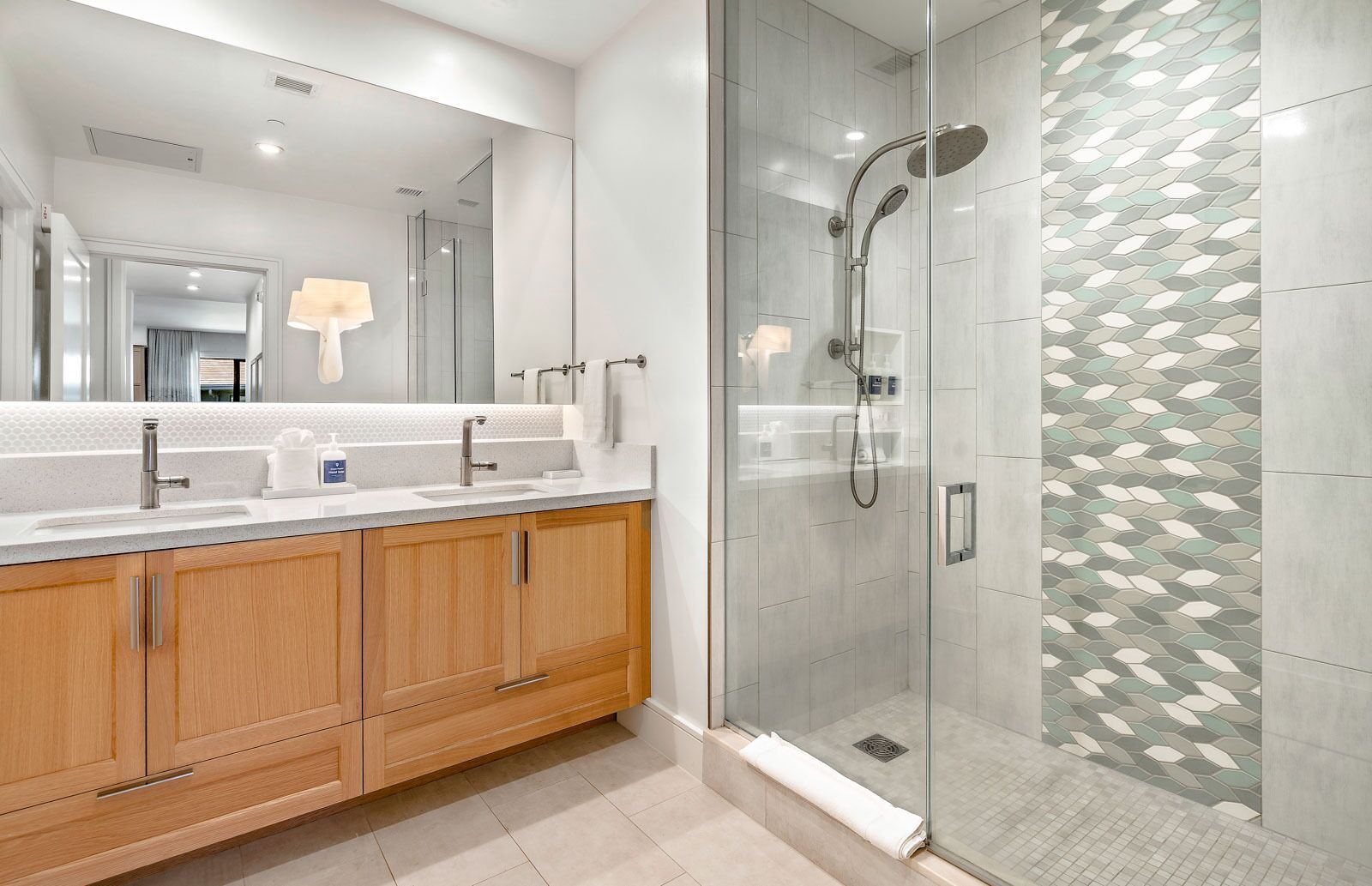 Combined shower/tub, hair dryer, towels