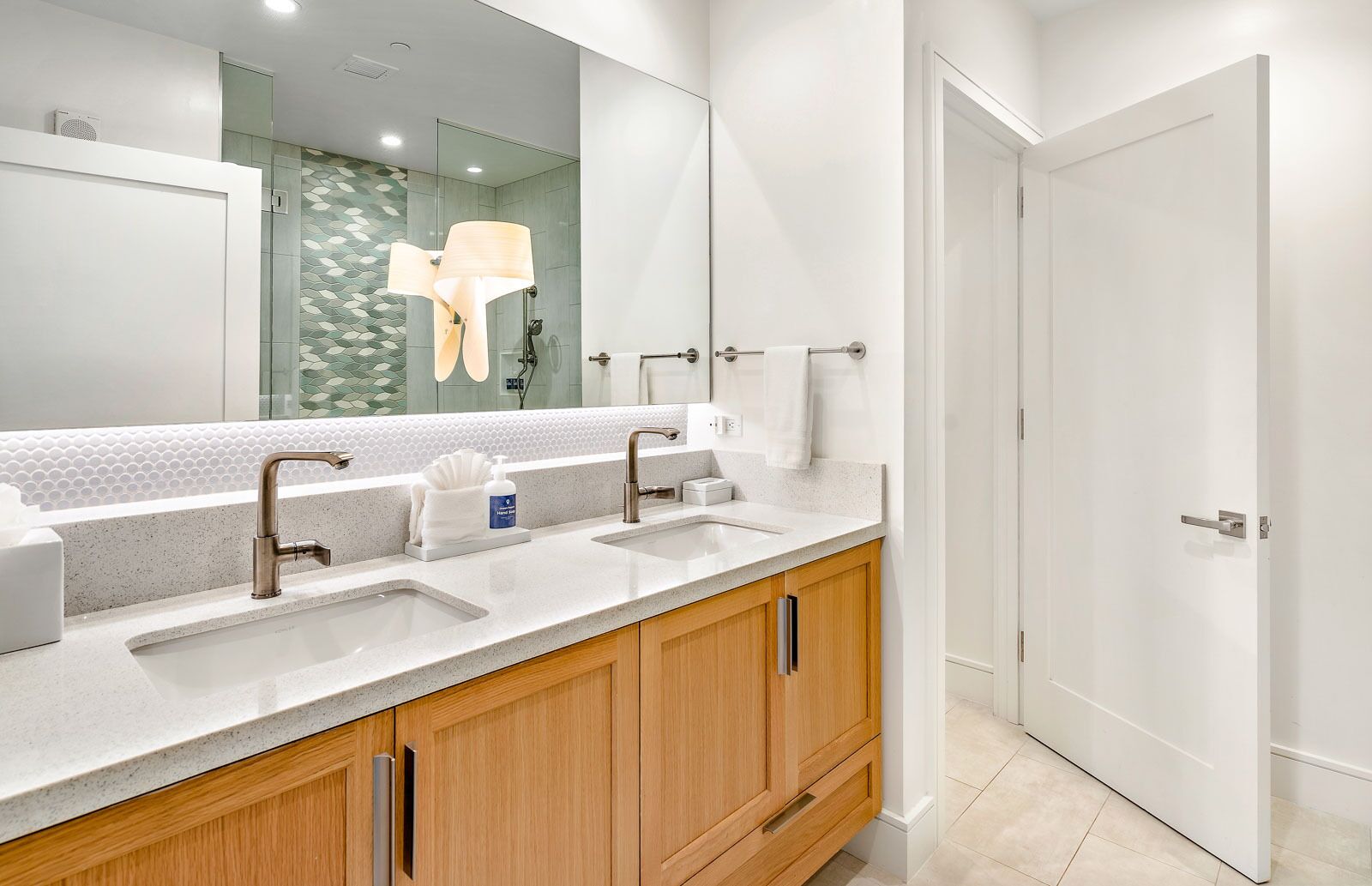 Combined shower/tub, hair dryer, towels