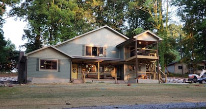 4 BR 3 Bath cabin on Cherokee Lake with private dock. Sleeps 10 to 12.