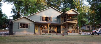 4 BR 3 Bath cabin on Cherokee Lake with private dock. Sleeps 10 to 12.