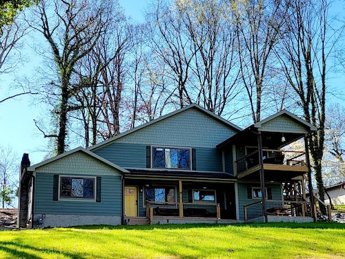 4 BR 3 Bath cabin on Cherokee Lake with private dock.  Sleeps 10 to 12.